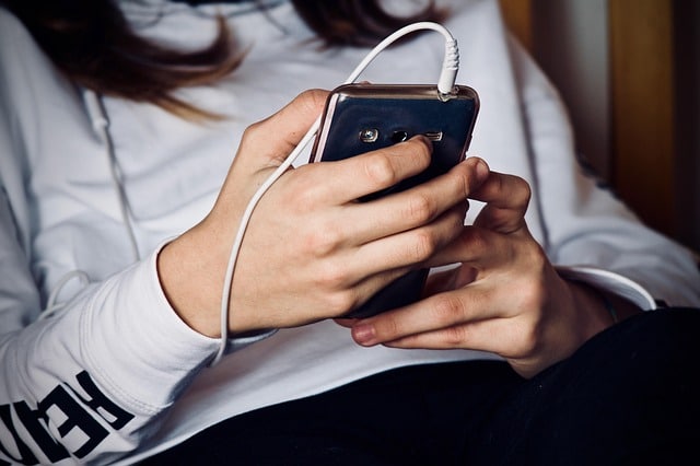 Femme navigant sur le Web depuis son téléphone.