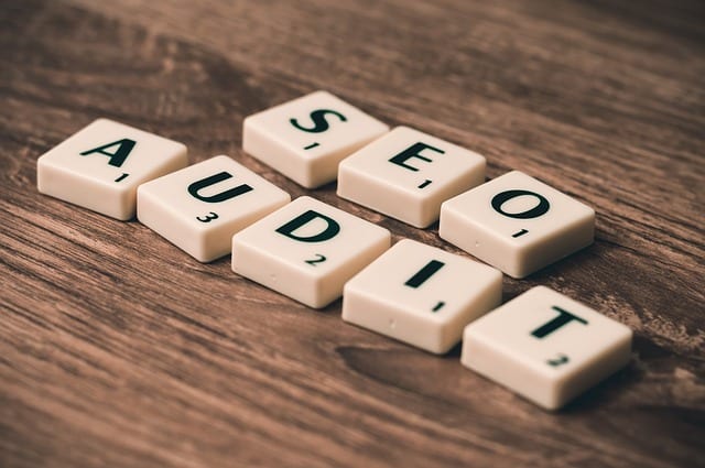 Question sur la rédaction web SEO et l'utilisation de la search console : des lettres formant les mots SEO audit illustre la réponse.