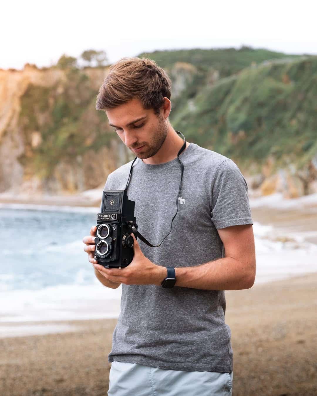 Benjamin avec un appareil photo sur la plage