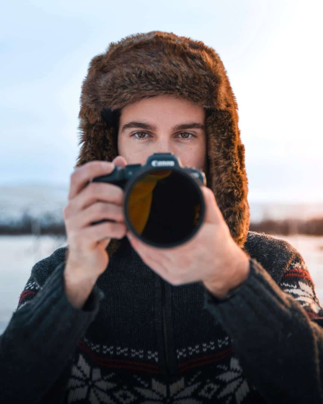 Benjamin createur de contenu avec un appareil photo dans les mains